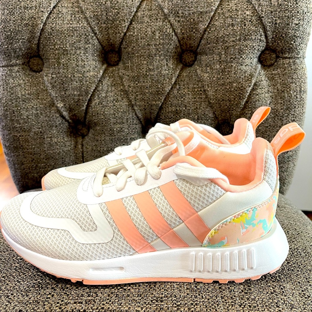 Gently used girls Adidas shoes. Only wore a few times and wanted different ones.